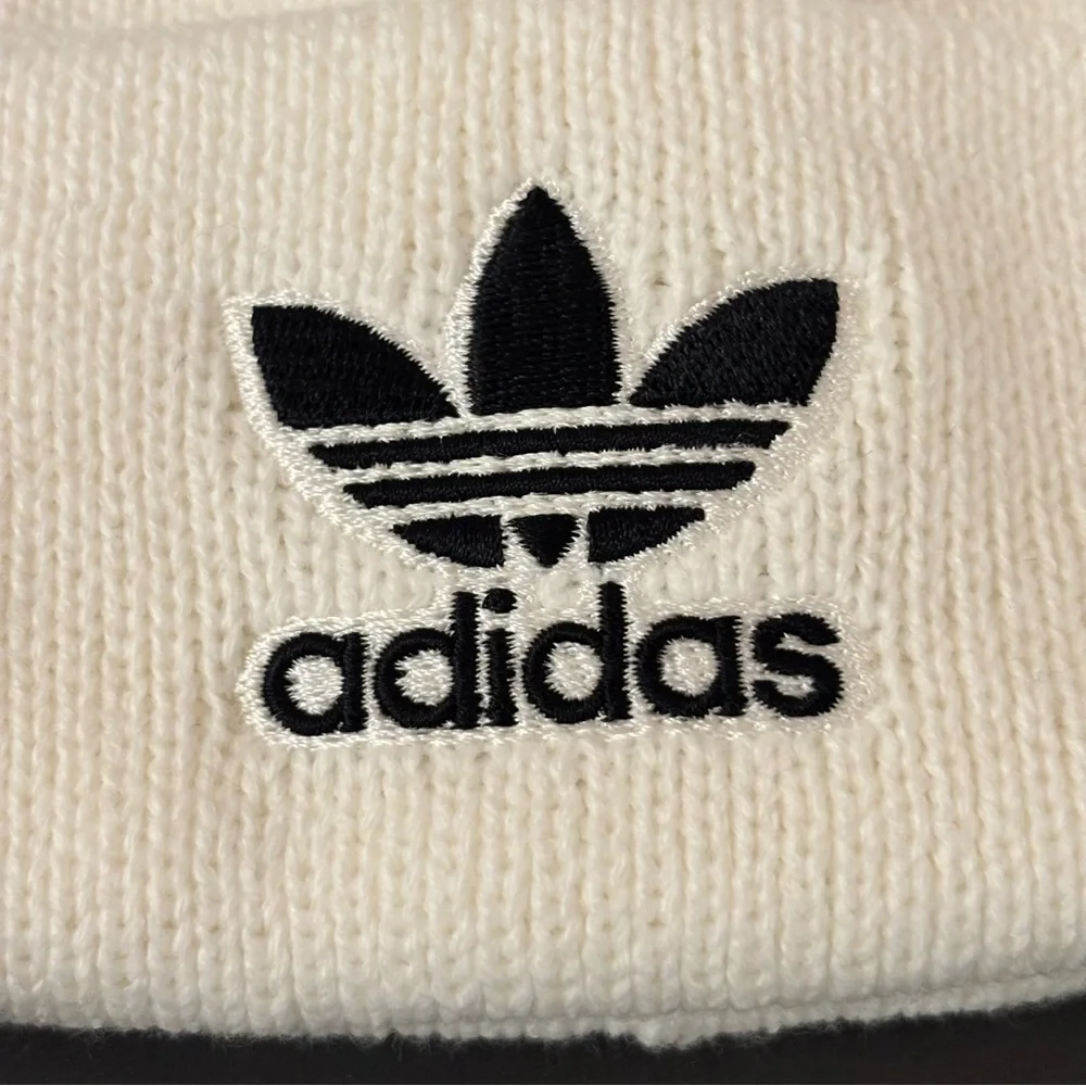 ADIDAS‎ Women’s ORIGINALS TREFOIL BEANIE WHITE/BLACK NEW